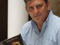Francisco Gallardo posa con su libro "La última noche".