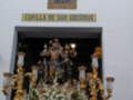 La Capilla de San Gregorio, con su arco dorado y estatua central, es un lugar de culto religioso.