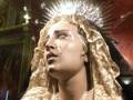 Estatua de la Virgen María con corona de estrellas en un entorno religioso