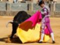 Un torero maneja un manto durante una corrida de toros.