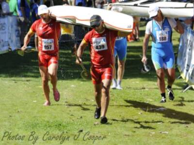 Carmen Morgado acaricia las medallas en la Copa del Mundo de maratón de piragüismo