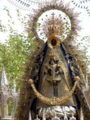 Gloria Mohedano con su familia, los únicos que presenciaron el paso de la virgen de regla  en la casa de Rocío Jurado