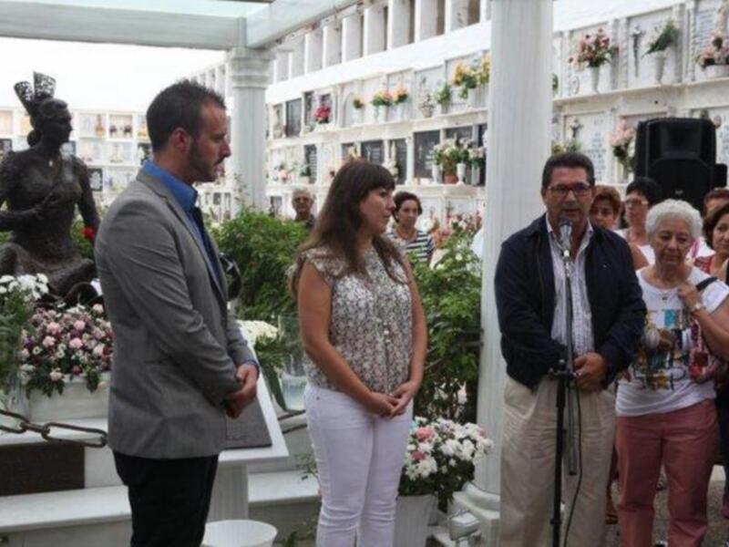 Ofrenda floral en la tumba de Rocío Jurado el día de su 67 cumpleaños