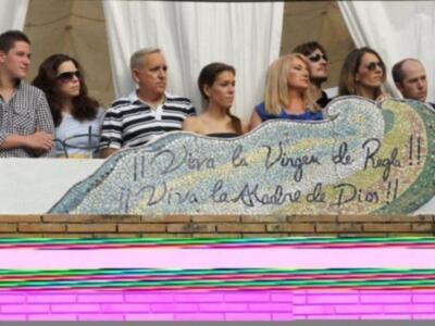 Gloria Mohedano con su familia, los únicos que presenciaron el paso de la virgen de regla  en la casa de Rocío Jurado