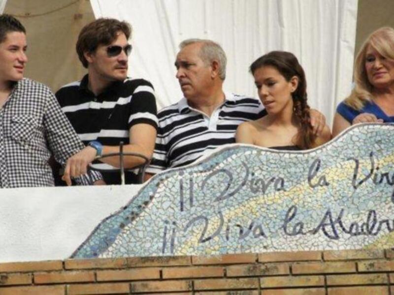 Gloria Mohedano con su familia, los únicos que presenciaron el paso de la virgen de regla  en la casa de Rocío Jurado