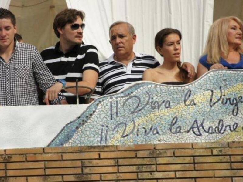 Gloria Mohedano con su familia, los únicos que presenciaron el paso de la virgen de regla  en la casa de Rocío Jurado