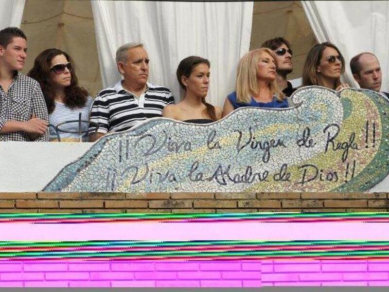 Gloria Mohedano con su familia, los únicos que presenciaron el paso de la virgen de regla en la casa de Rocío Jurado