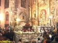 Imagen de una iglesia con altares y flores, probablemente durante un evento religioso.