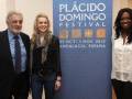 Plácido Domingo junto a dos personas en el Festival de Andalucía, España, el 25 de octubre al 3 de noviembre de 2012.
