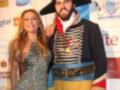 María José Martínez y un hombre vestido con traje histórico posan juntos en una alfombra roja.