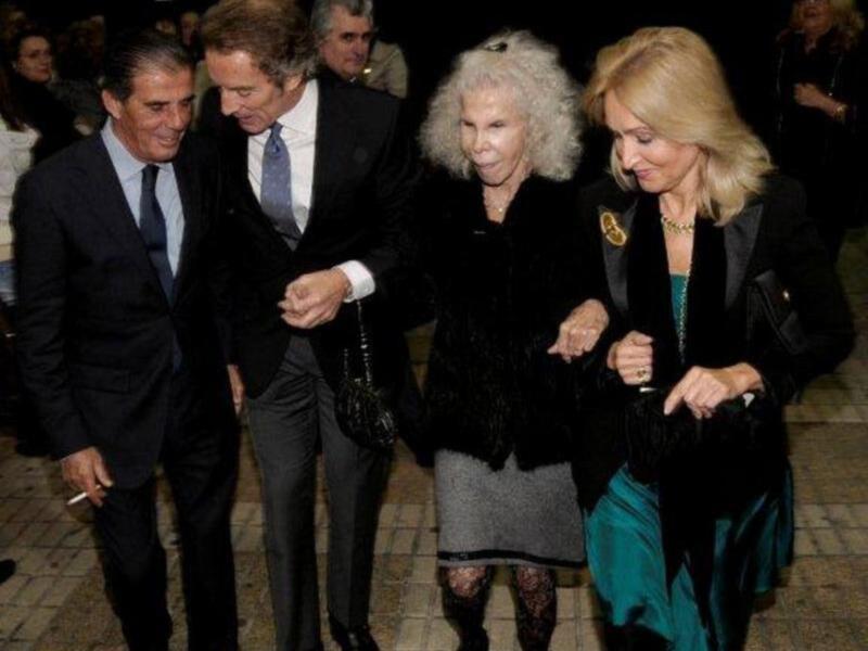 Los duques de Alba, Naty Abascal, Ana María Abascal y Alejandra Ortiz Osborne y su marido Joaquín Buendía, en el estreno de placido domingo en la maestranza