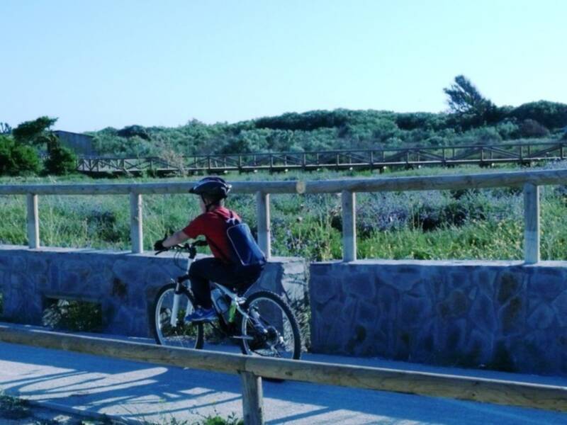 El Ayuntamiento atiende la petición de CANS y Capitán Pedales para que se limpien los carriles bici locales(Chipiona)