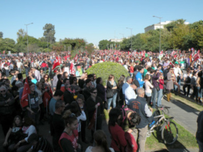Sevilla. Miles de  sevillanos se manifestaron en protesta por  el rechazo general de los recortes.