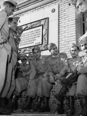 Los duques de Alba asisten a la presentación de  la biografía del rey