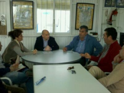 El Director de la Agencia Pública de Puertos de Andalucía y el Delegado provincial de la Consejería de Fomento visitan las instalaciones del puerto de Chipiona.