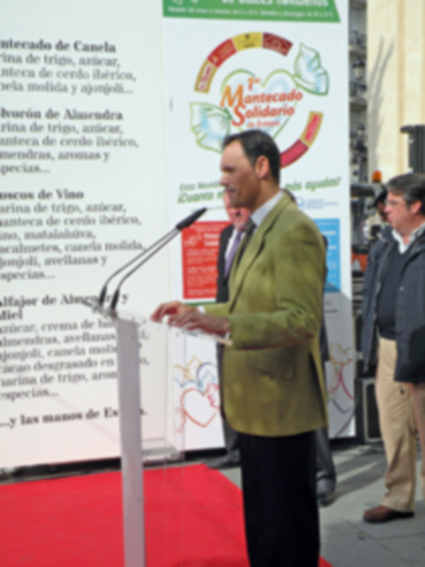 Sevilla.    EL sábado  los empresarios de Estepa hicieron entrega en el acto de 1500 kilos de Productos Navideños para las familias necesitada de Sevilla.