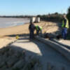 Comienza la instalación de la tubería que transferirá la arena del dragado de la bocana de Puerto Chipiona a la costa