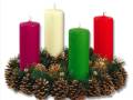 Una guirnalda de navidad con cuatro velas en colores rojo, verde, blanco y rosa.