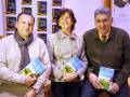 Tres personas posan con libros en una presentación de Casa del Libro.