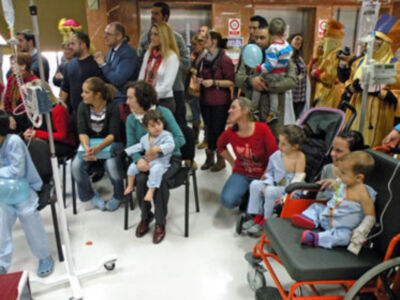 El cartero Real de las Hermandades de víspera visito el Hospital Macarena