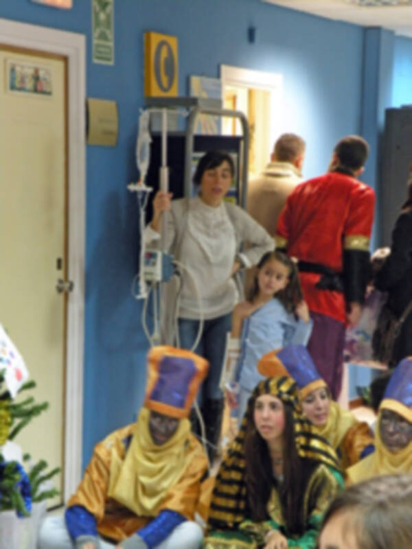 El cartero Real de las Hermandades de víspera visito el Hospital Macarena