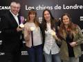 Las chicas de Londres celebran su victoria en un evento deportivo, posando con sus medallas y sonriendo para la foto.