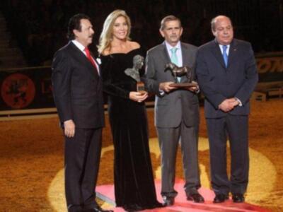 Alfonso Díez ejerce de duque de alba y entrega premio a Bo Derek