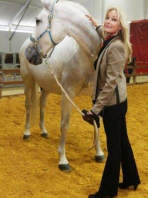 Alfonso Díez ejerce de duque de alba y entrega premio a Bo Derek