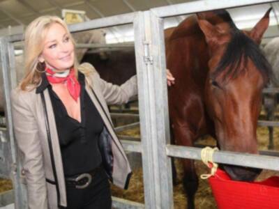Alfonso Díez ejerce de duque de alba y entrega premio a Bo Derek