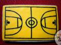 Un dibujo de una cancha de baloncesto en un fondo amarillo.