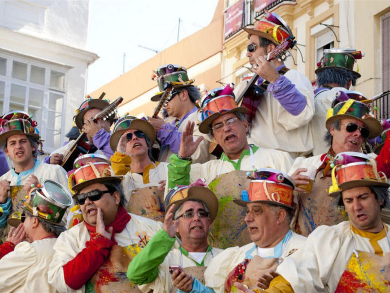 La alegría del carnaval llena las calles de Cádiz