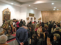 Exposición de arte en un museo con visitantes admirando obras históricas y artefactos antiguos.