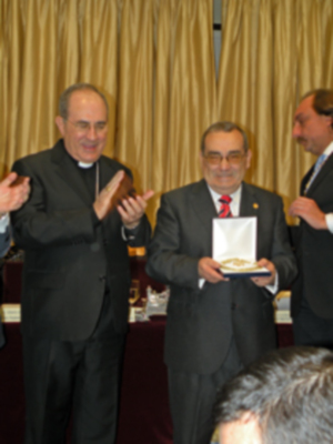 Sevilla.El Ateneo reconoció la labor de Caritas Diocesana con la medalla de Oro de su instituición.