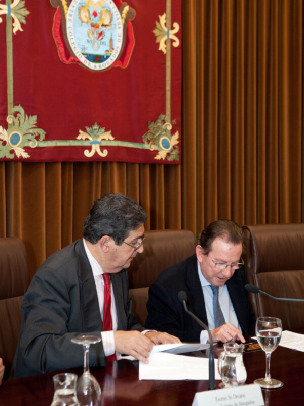 El consejero de Justicia e Interior clausura unas jornadas sobre la crisis financiera en el Colegio de Abogados de Sevilla