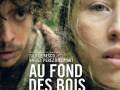 Póster del filme 'Au fond des bois' con actores en primer plano, con el título y créditos en francés.