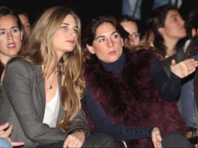 Lourdes Montes por primera vez en familia, con su madre y su hermana para ver desfilar a su cuñada Eva González