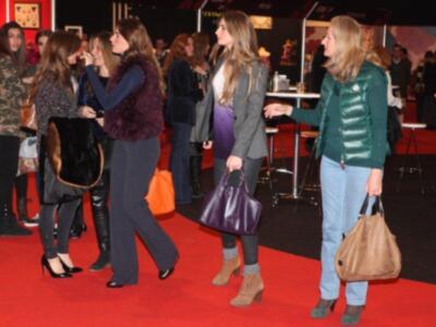 Lourdes Montes por primera vez en familia, con su madre y su hermana para ver desfilar a su cuñada Eva González