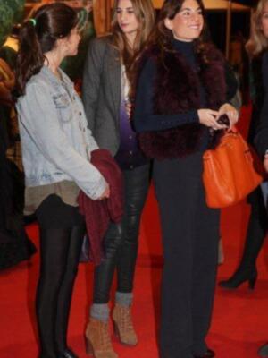 Lourdes Montes por primera vez en familia, con su madre y su hermana para ver desfilar a su cuñada Eva González