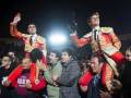 Celebración de toreros tras una corrida en una plaza de toros.