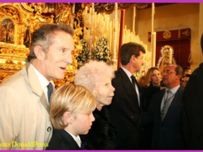 Jueves Santo en la Hdad. Sacramental Los Gitanos, la Excma. Sra. Duquesa de Alba, acudió un año más a visitar los pasos en su Santuario.
