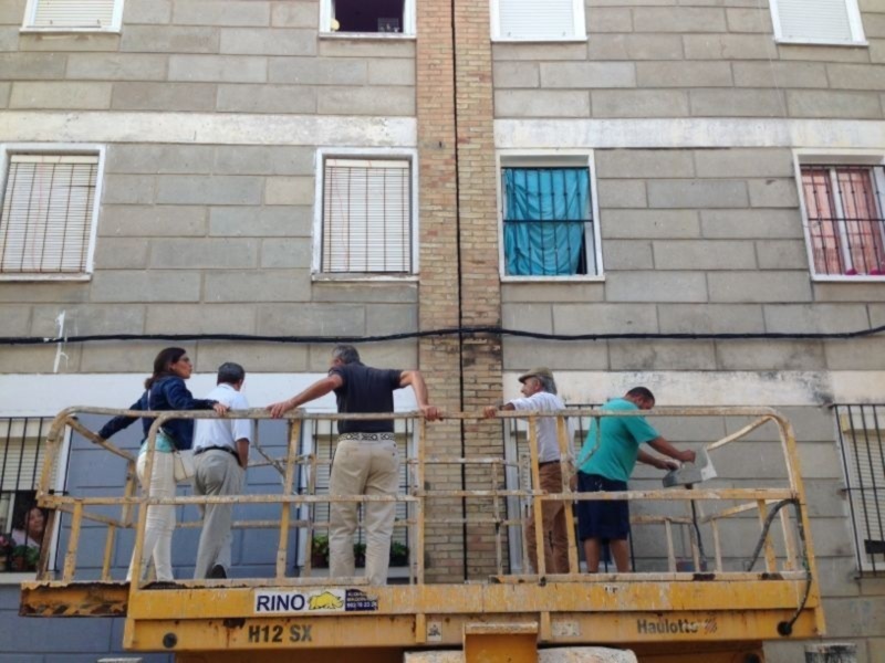 Comienzan las obras de reparación de la cornisa de los edificios de viviendas de Camacho Baños(Chipiona)