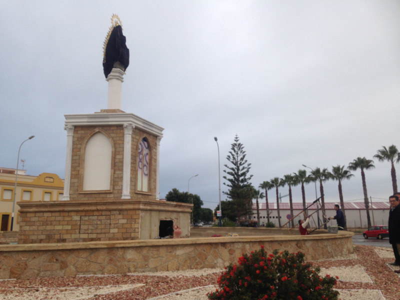 La Virgen de Regla que presidirá la entrada a Chipiona ya está situada en el monumento de la glorieta que ha sido renovada y embellecida 