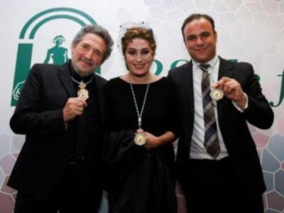 Estrella Morente acompañada de Javier Conde dedica su Medalla de Andalucía al guitarrista Paco de Lucía