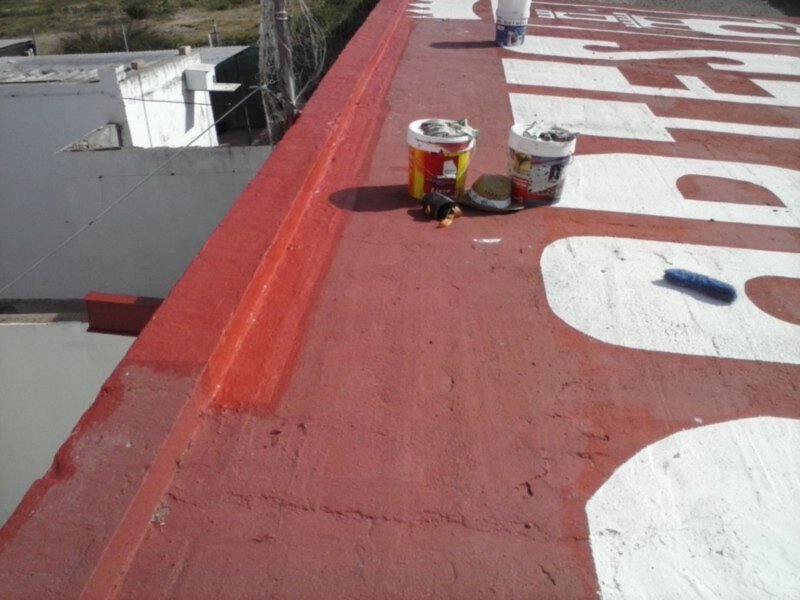Deportes acomete trabajos de impermeabilización en los techos de las instalaciones deportivas municipales de Chipiona