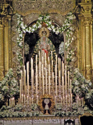 Sevilla. Altar florido en los cultos de Septenario de la Macarena.