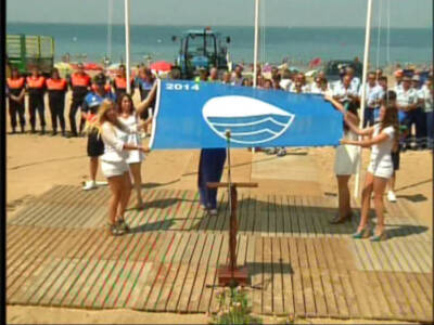 Chipiona abrió la temporada de playas con el mayor número de banderas azules de su historia