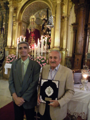 Sevilla. Provincia. Entrega de las pastas al exaltador de la Esperanza de María 2014, de Alcalá del Río al Historiador Manuel Morales Morales.
