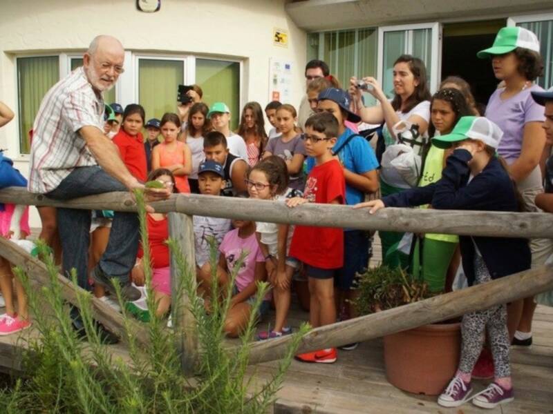Niños de un campamento organizado por un economato social de Sevilla visitan Chipiona
