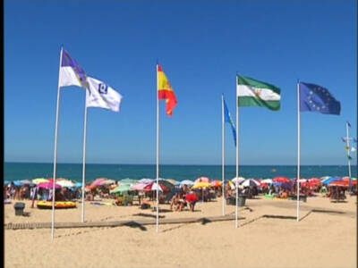 Ya ondean en las tres playas urbanas de Chipiona las banderas de la prestigiosa certificación Q de Calidad