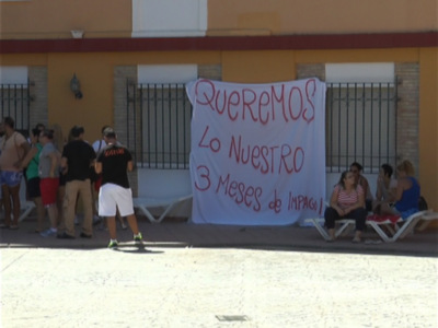 Los trabajadores del Hotel Virgen del Rocío en huelga para pedir el pago de las nóminas que se les adeudan desde junio.(Chipiona) 